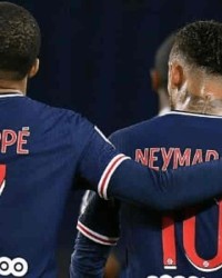  巴黎圣日耳曼绝杀里昂登顶法甲积分榜  