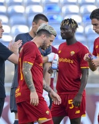  罗马德比战平，穆里尼奥赛后炮轰判罚  