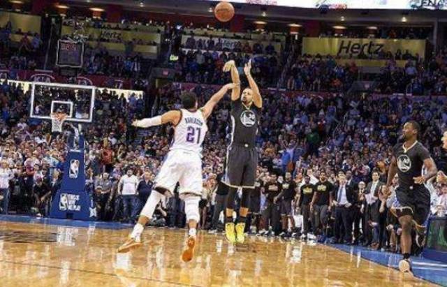  库里三分绝杀雷霆迎五连胜  